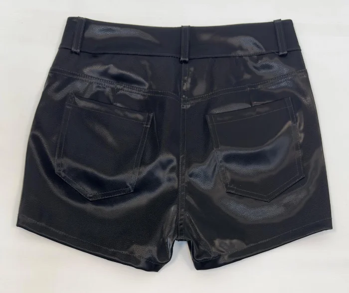 Short Tiro Medio. Negro Metalizado.