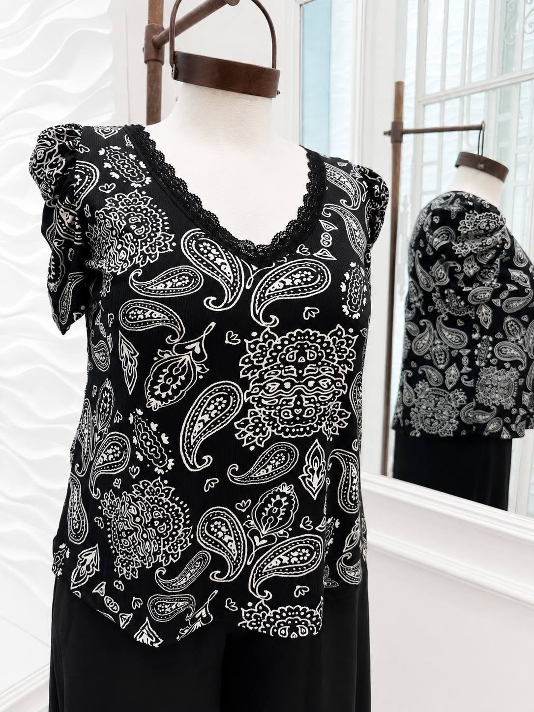 Remera Puntilla Escote V Mangas Princesas Arabesco - 774862898_2438948503262532_764501201355646950_n.jpg