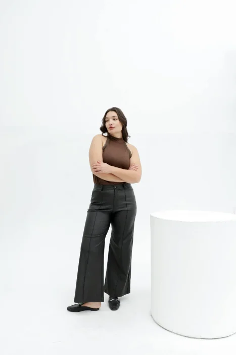 Pantalon Engomado Wide Leg con Alforza y Bolsillos