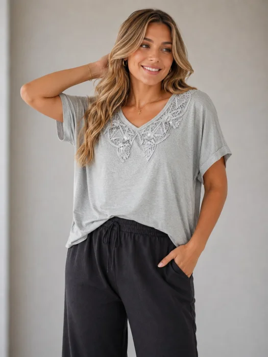 Remera con Broderie y Strass