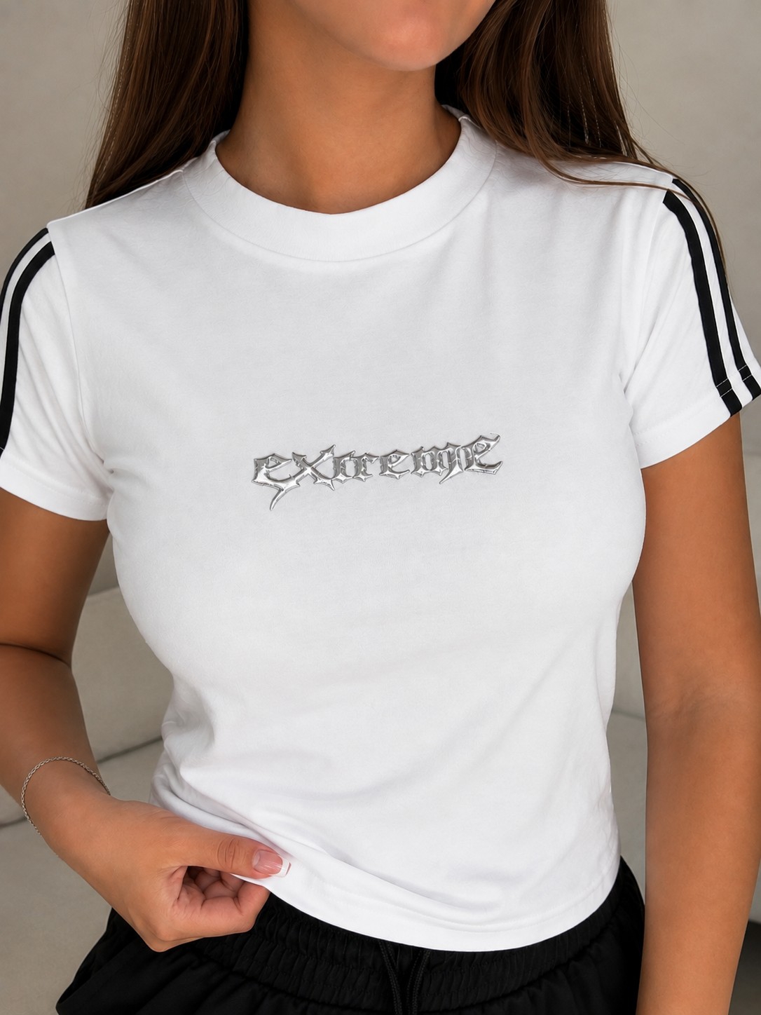 Remera Modal con Tiras y Aplique - Imagen 2