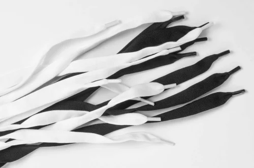 Cordones de Poliester ( Blanco y Negro ) - Medidas 1.10 X 144 u