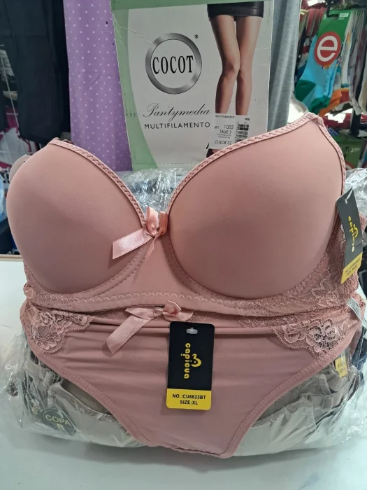 Conjunto Laycra con Detalles de Encaje