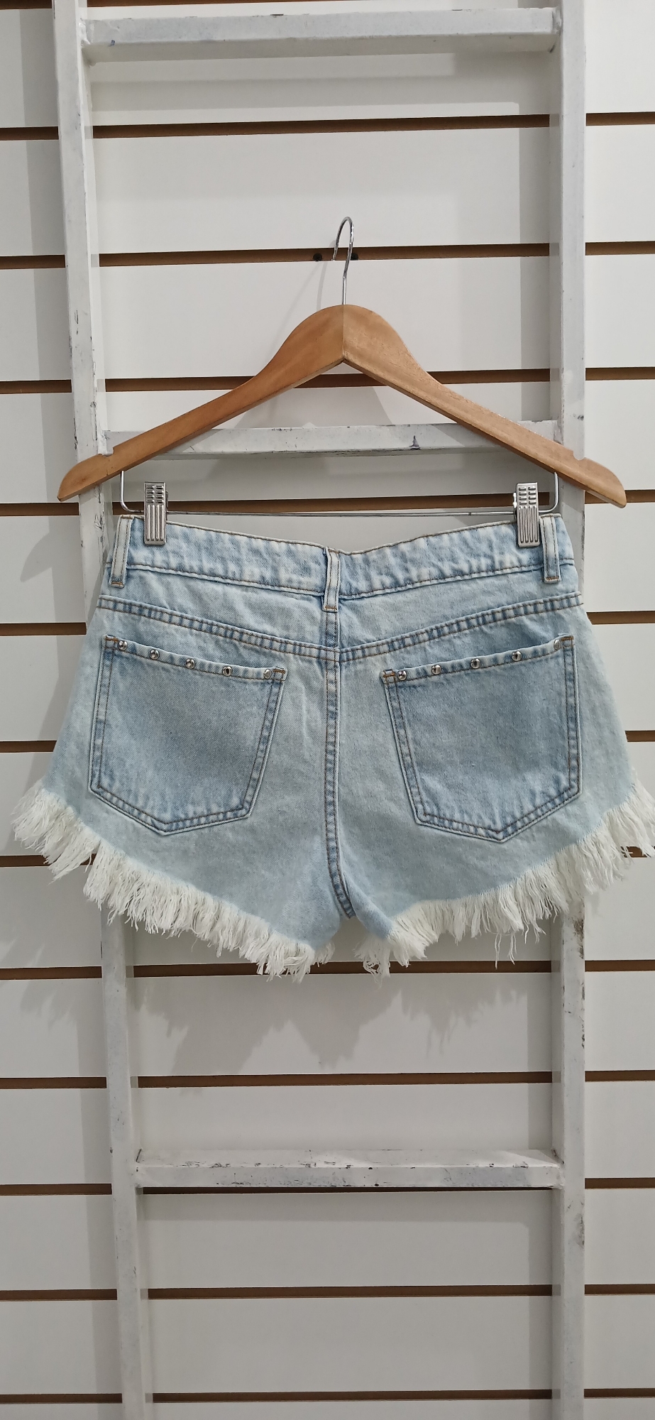 Short Celeste Nevado con Tachas Deflecado Denim Rigido Premium - Imagen 2