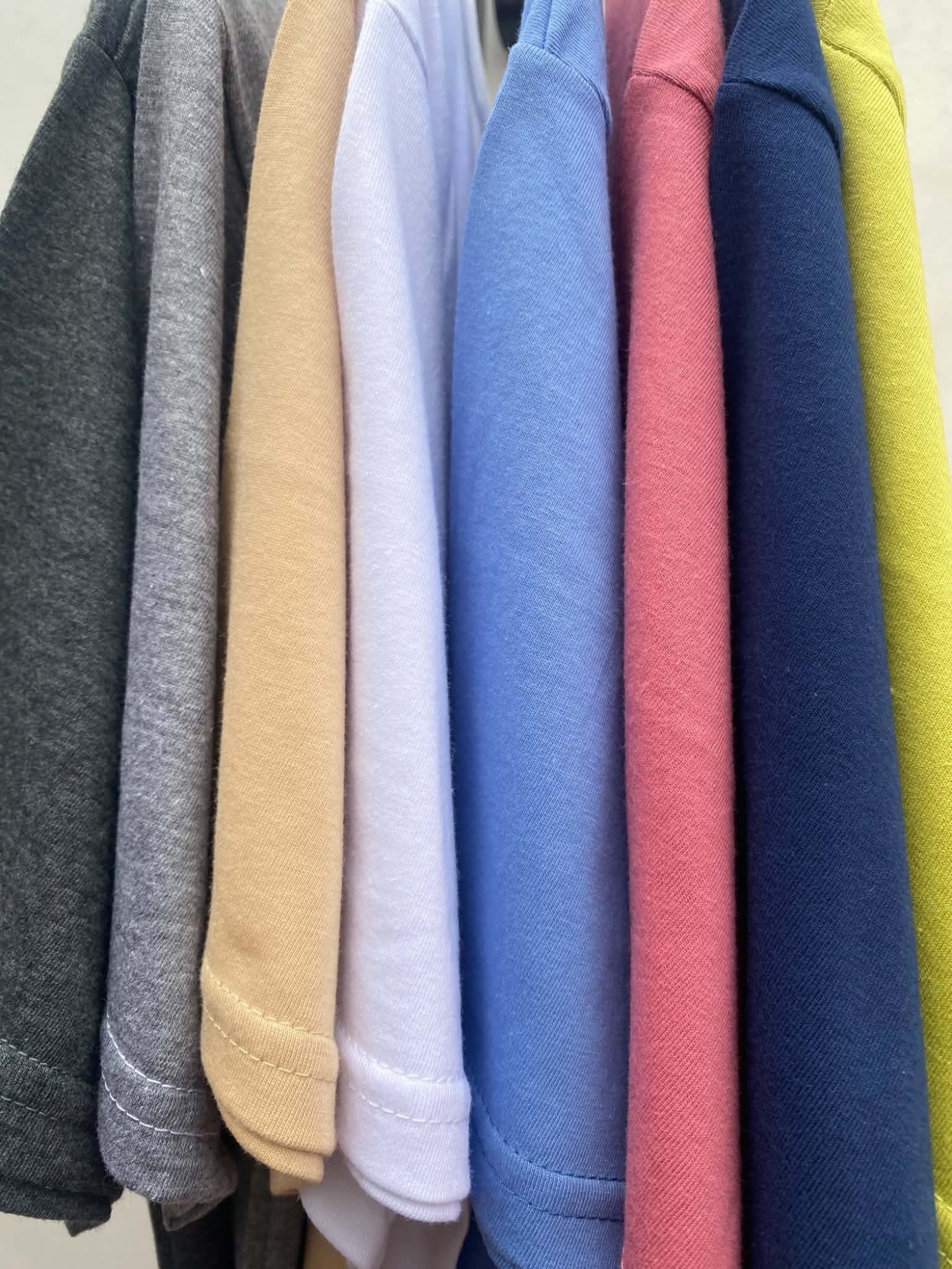 Remeras  Lisas  Hombre en Cuello V de Algodón Peinado 24/1 - Imagen 2