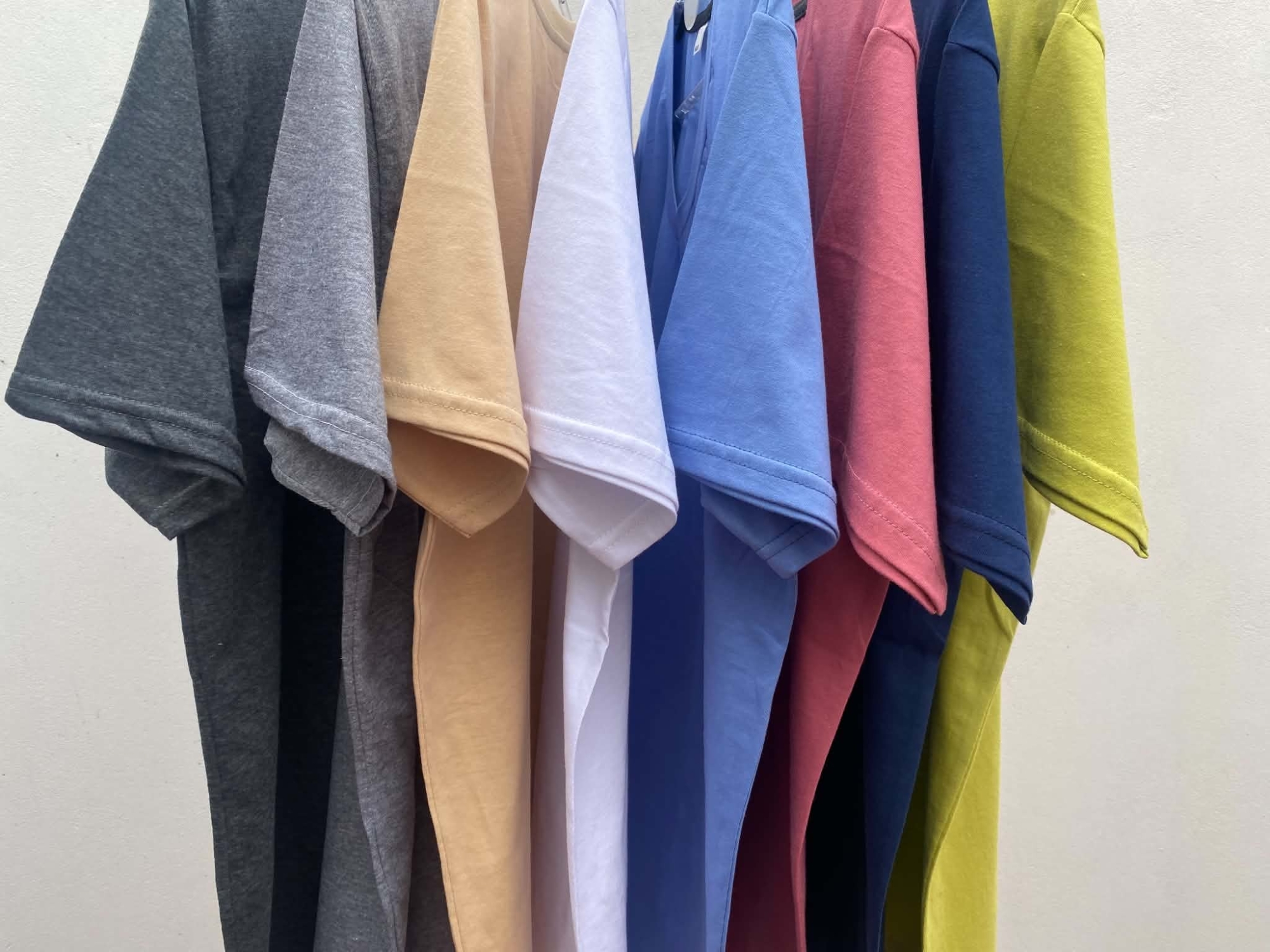 Remeras  Lisas  Hombre en Cuello V de Algodón Peinado 24/1 - Imagen 3