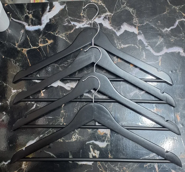 Perchas de Madera Negra
