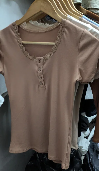 Remera Botones y Puntilla de Melvin Viscosa!!!