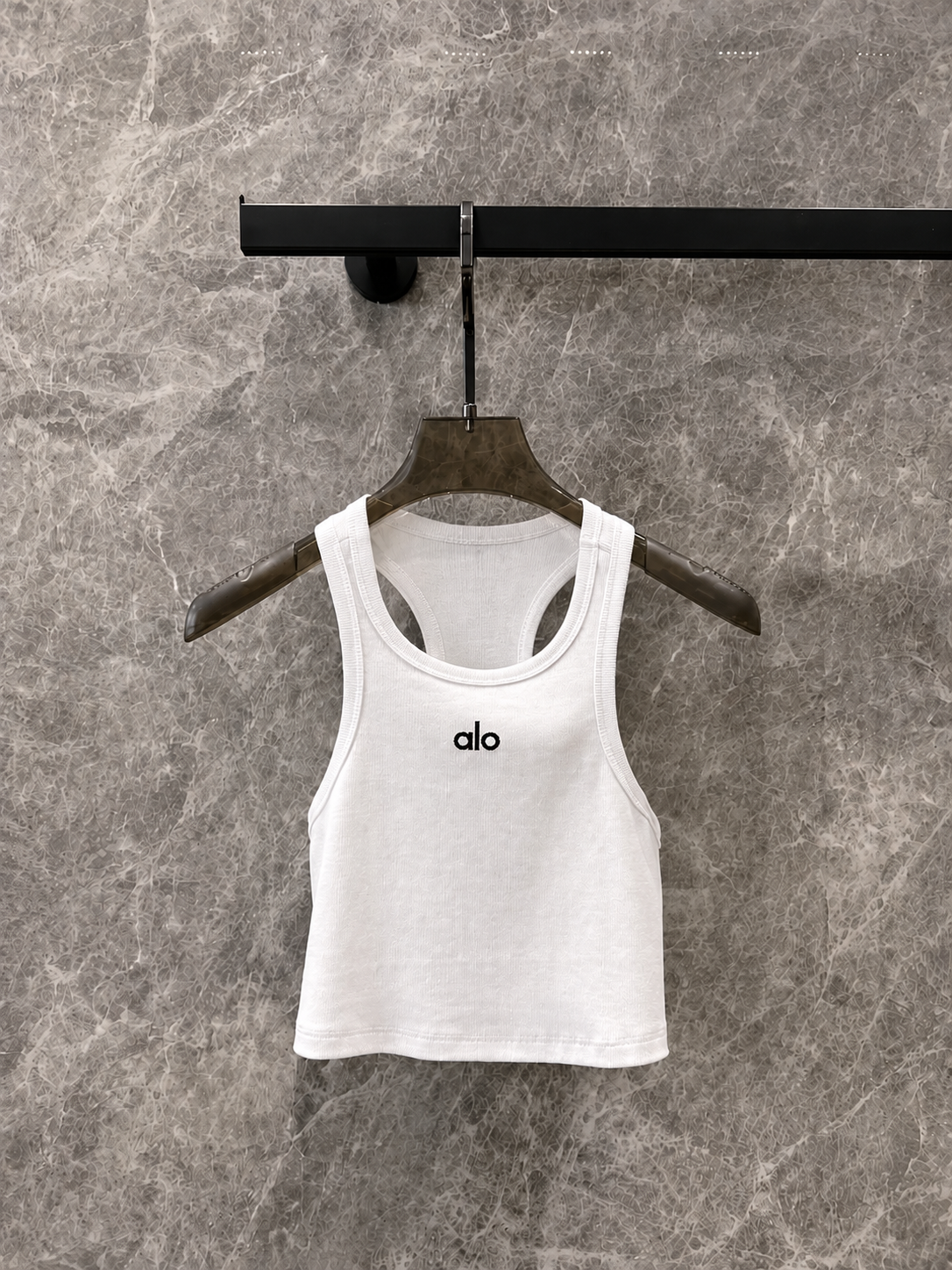 Musculosa Marcas - Top%20blanco%20sin%20etiqueta%20sobre%20m%C3%A1rmol%20gris.png