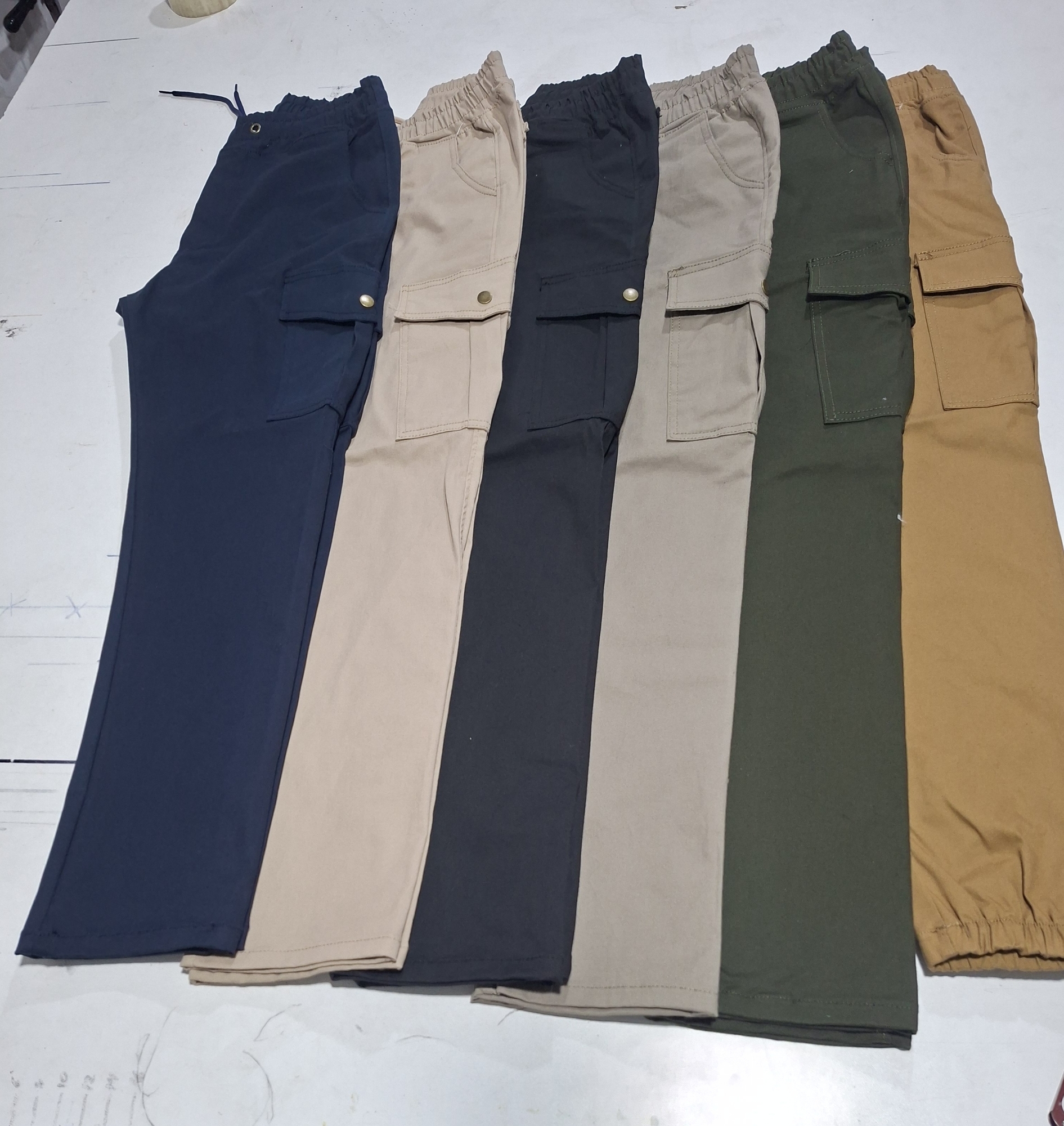 Pantalones Cargo en Gabardina Elasticida - Imagen 2