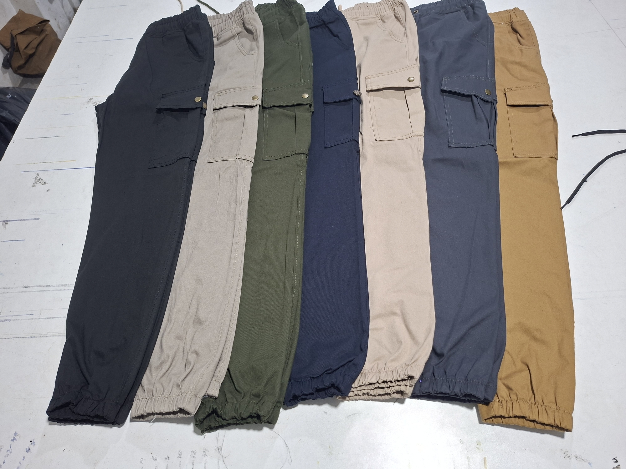 Pantalones Cargo en Gabardina Elasticida - Imagen 3
