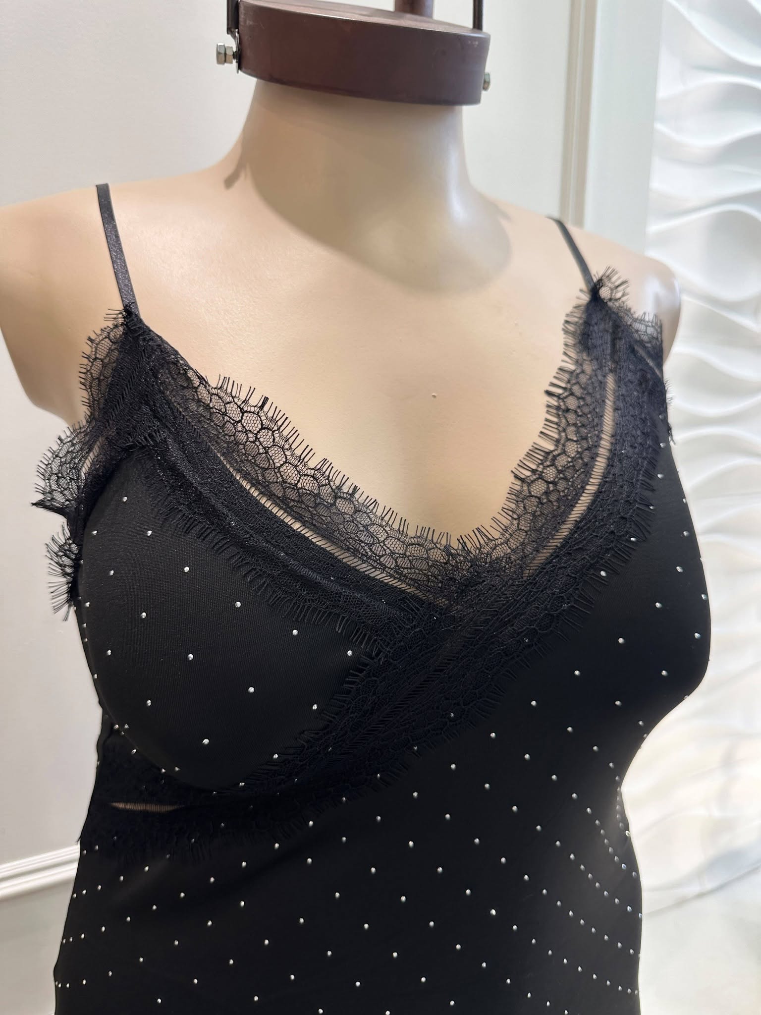 Vestido Pico con Tajo Puntilla Fleco - 742172965_2408512869639429_445695975587310173_n.jpg