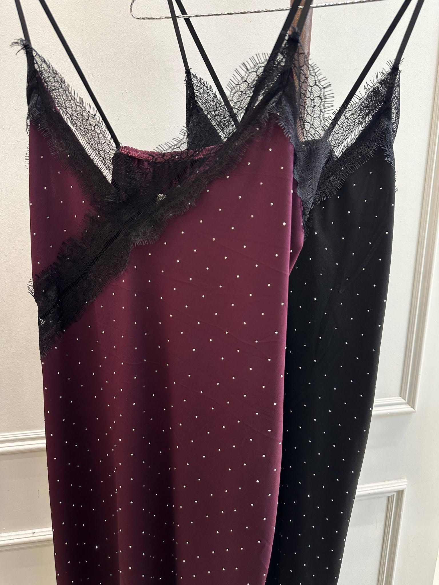 Vestido Pico con Tajo Puntilla Fleco - 742154154_2408512959639420_2589815665962175296_n.jpg