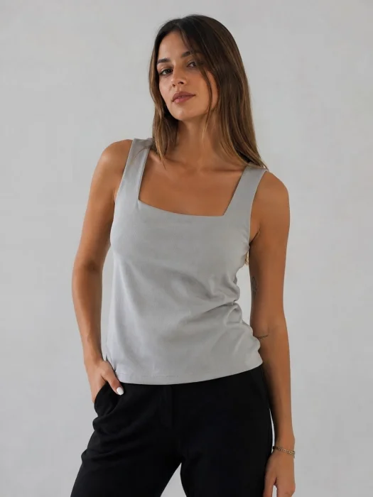 Musculosa con Doble Foro en el Pusto