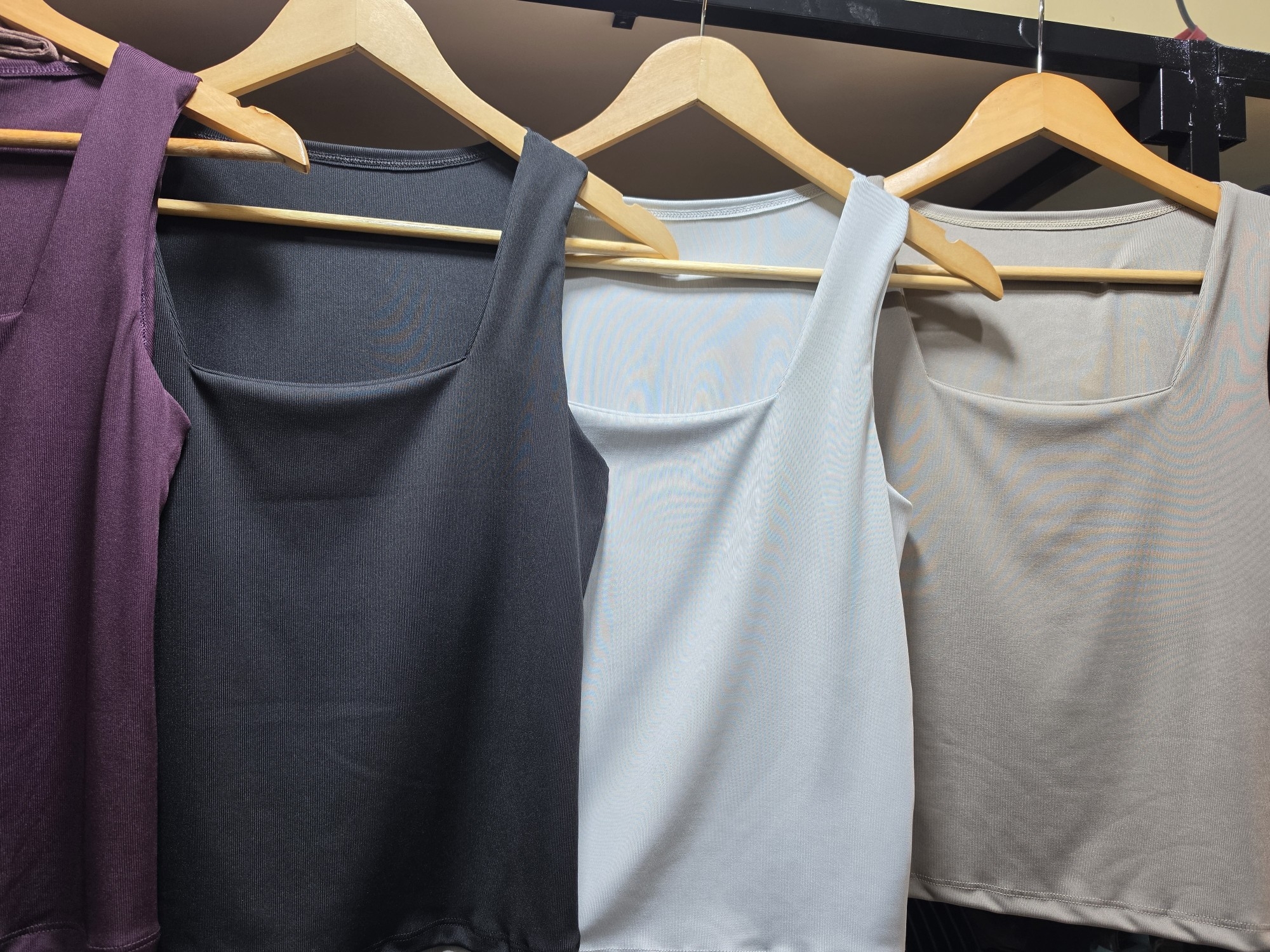 Musculosa con Doble Foro en el Pusto - Imagen 2