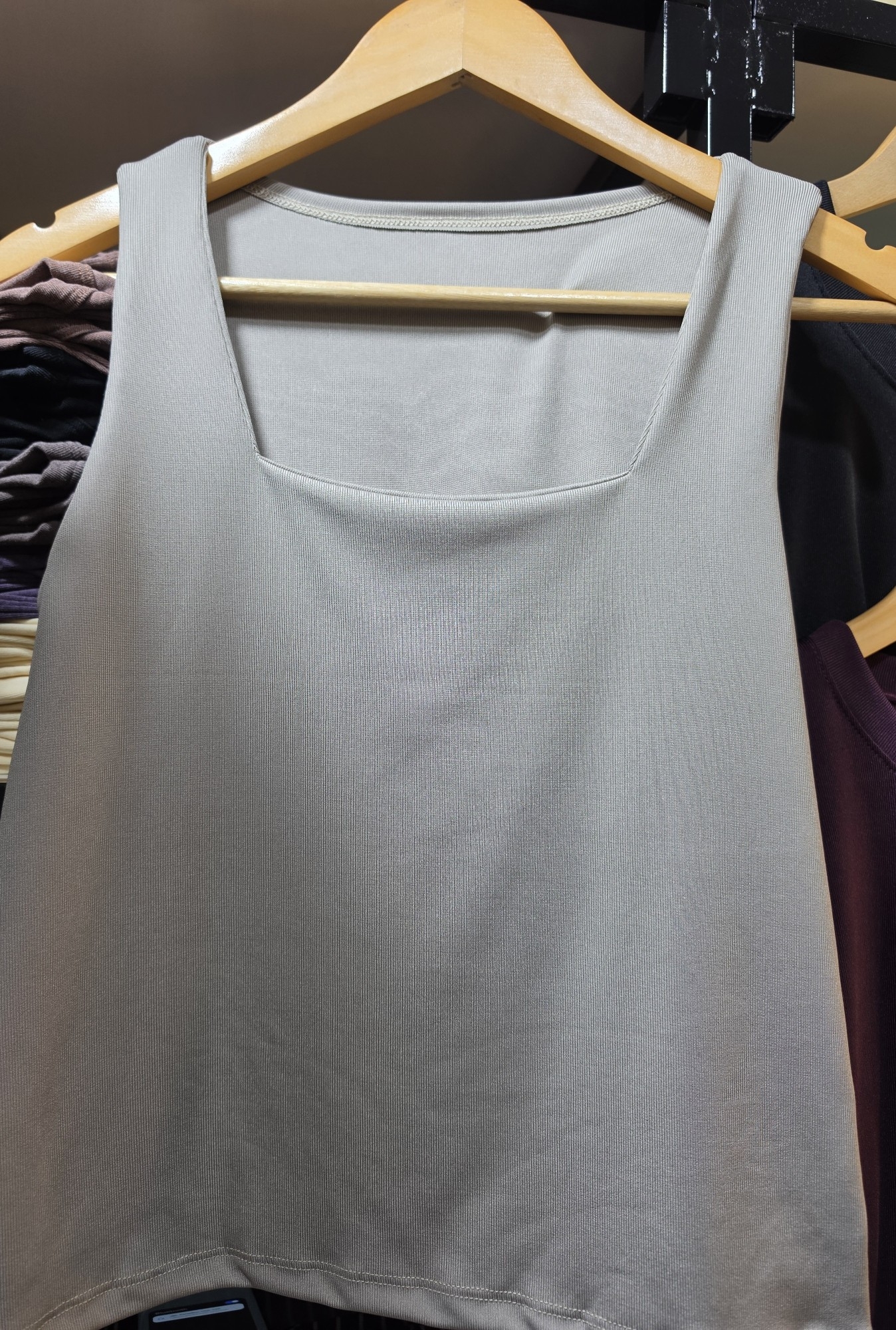 Musculosa con Doble Foro en el Pusto - Imagen 3