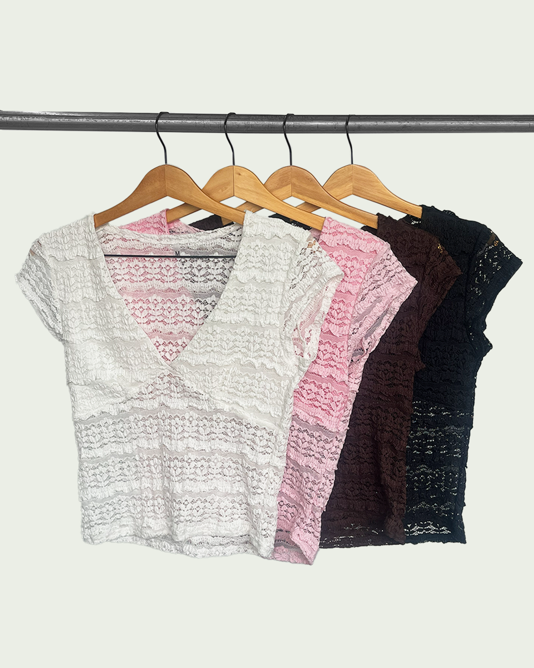 Top Encaje con Mangas Cortas y Escote V - Top_Encaje_Escote%20V%20y%20Mangas%20cortas_perchero.png