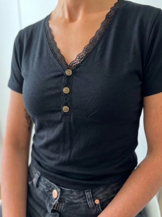 Remera Puntilla Botón