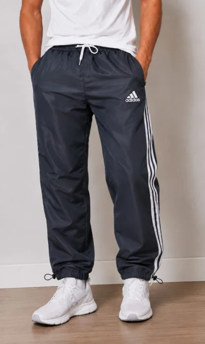 Pantalón Rompeviento con Forro, Regulador y Logos Bordados