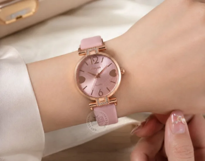 Reloj de Dama en Ecocuero con Detalles de Strass y Corazón