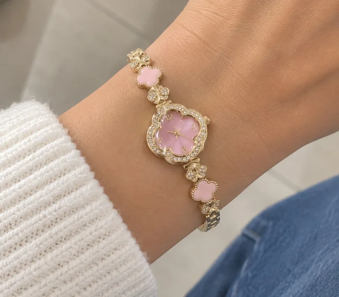 Reloj Simil Pulsera en Forma de Trébol con Strass