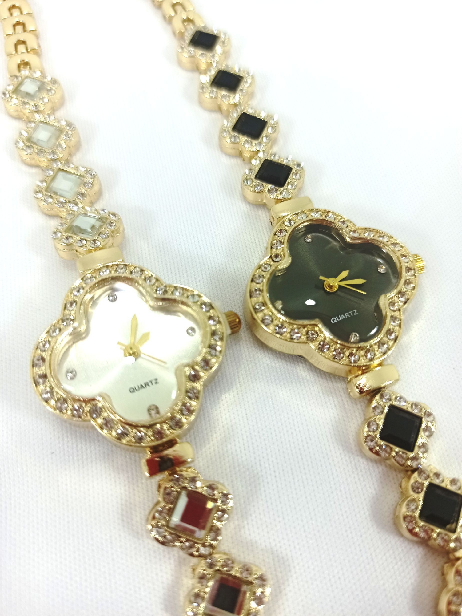 Relojes de Dama Simil Pulsera Trébol Blanco y Negro - Imagen 3