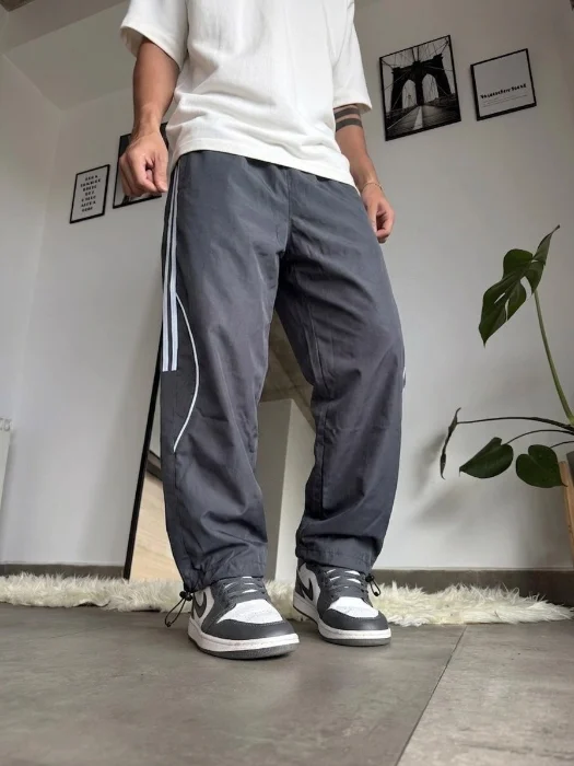 Baggy Rompeviento con Lineas