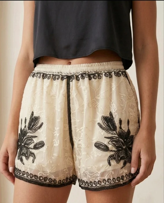 Short Importado de Encaje con Bordado