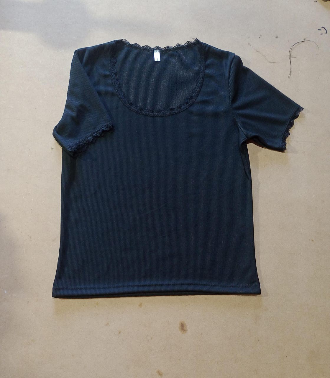 Remeras Básicas con Puntilla Talle 2 y 4 - Imagen 2