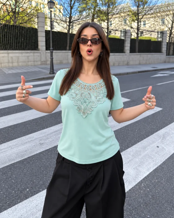 Remera con Apliques Micaela