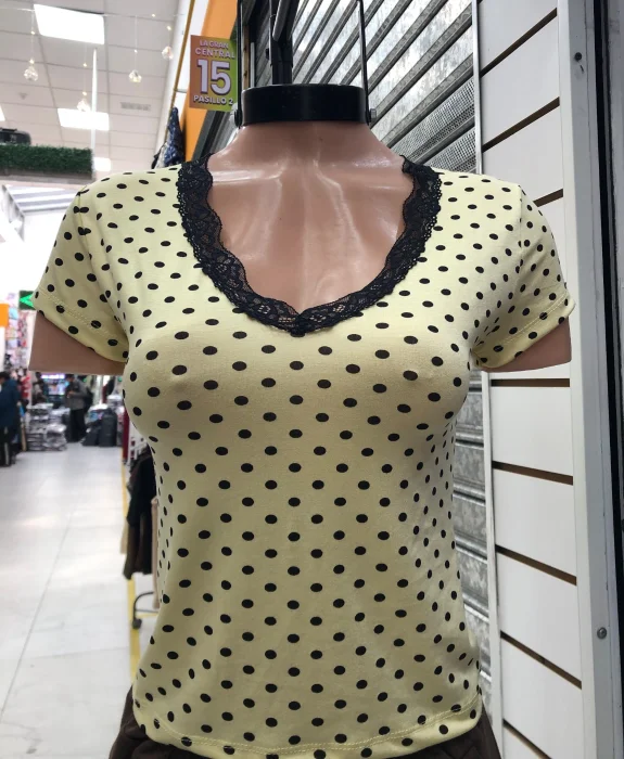 Remera Lunares en V con Puntilla