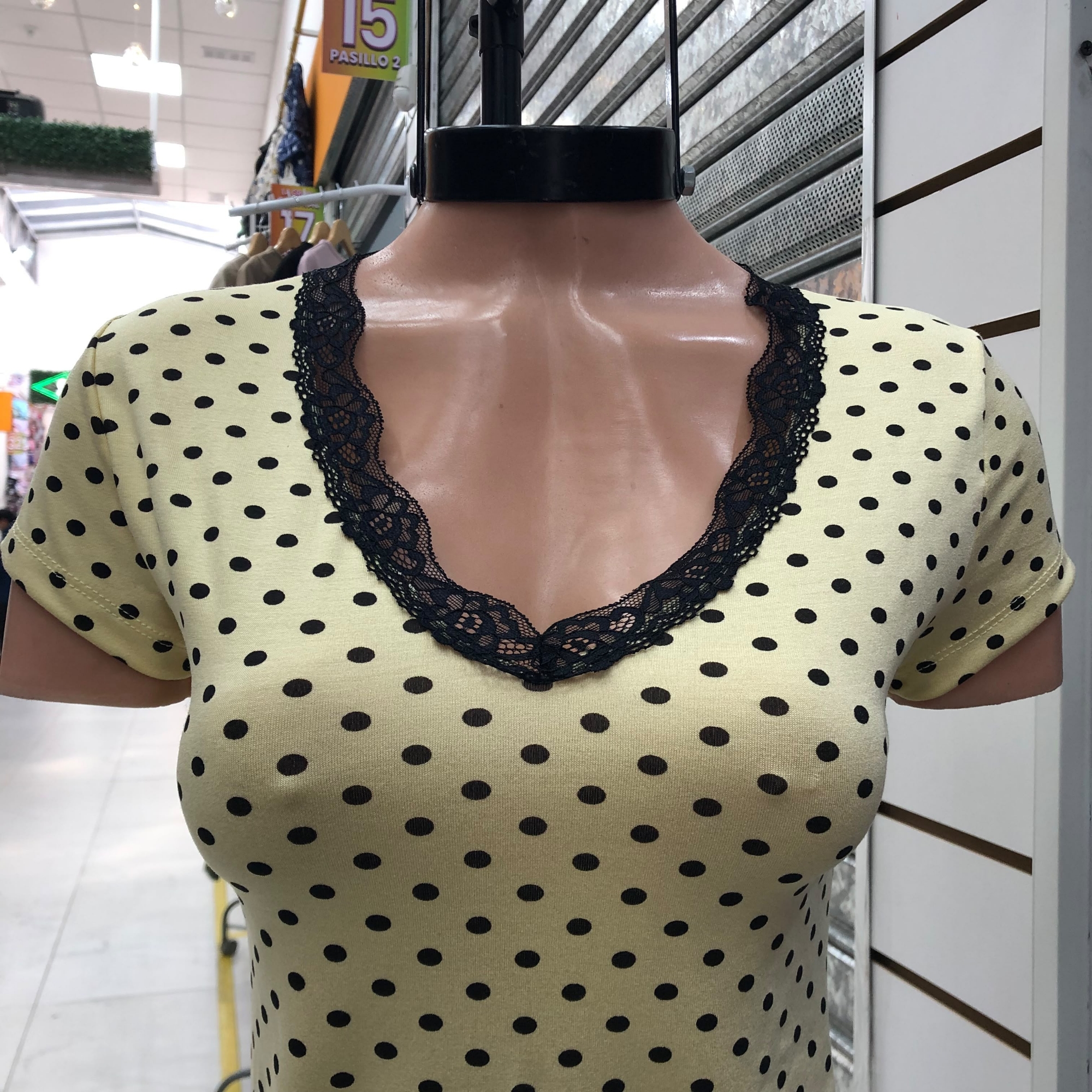 Remera Lunares en V con Puntilla - Imagen 2