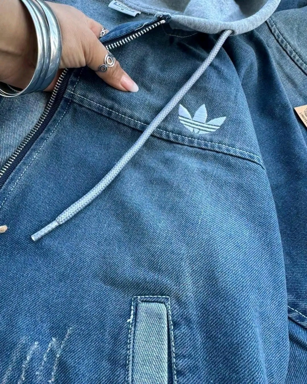 Campera Adidas Unisex Over Denim - Imagen 2