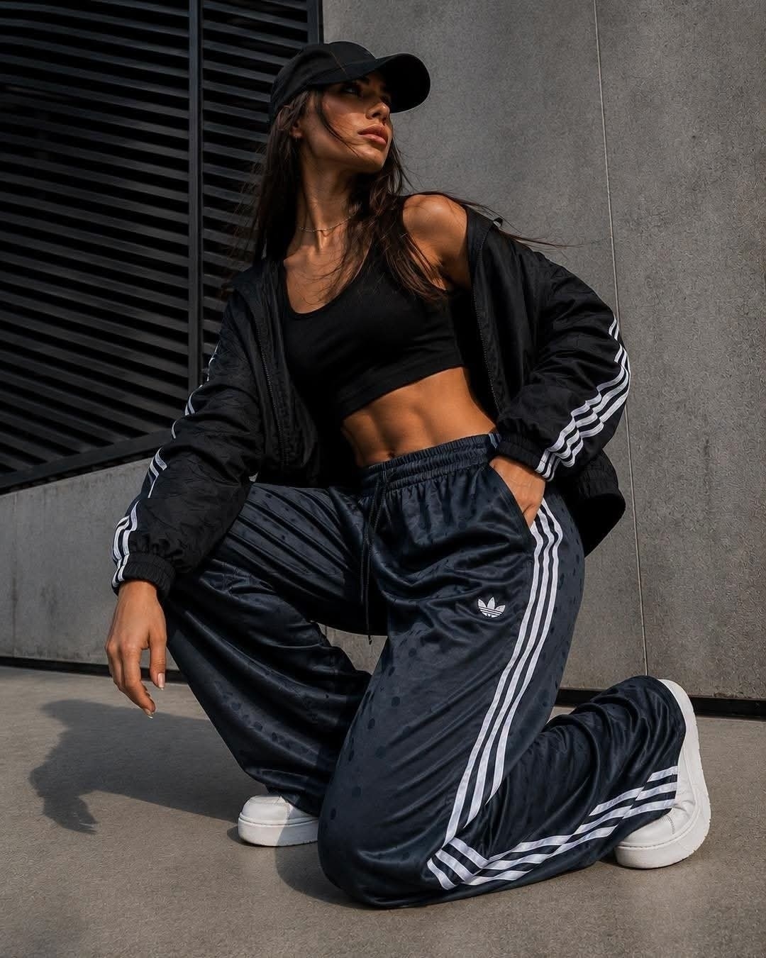 Pantalón Adidas Logo Bordado - Imagen 2