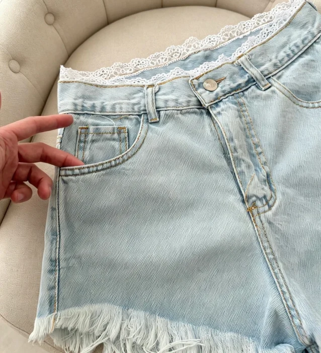 Short Desflecado con Puntilla Tendencia
