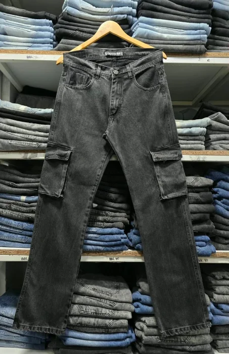 Jeans Mom Cargo Negro Gastado