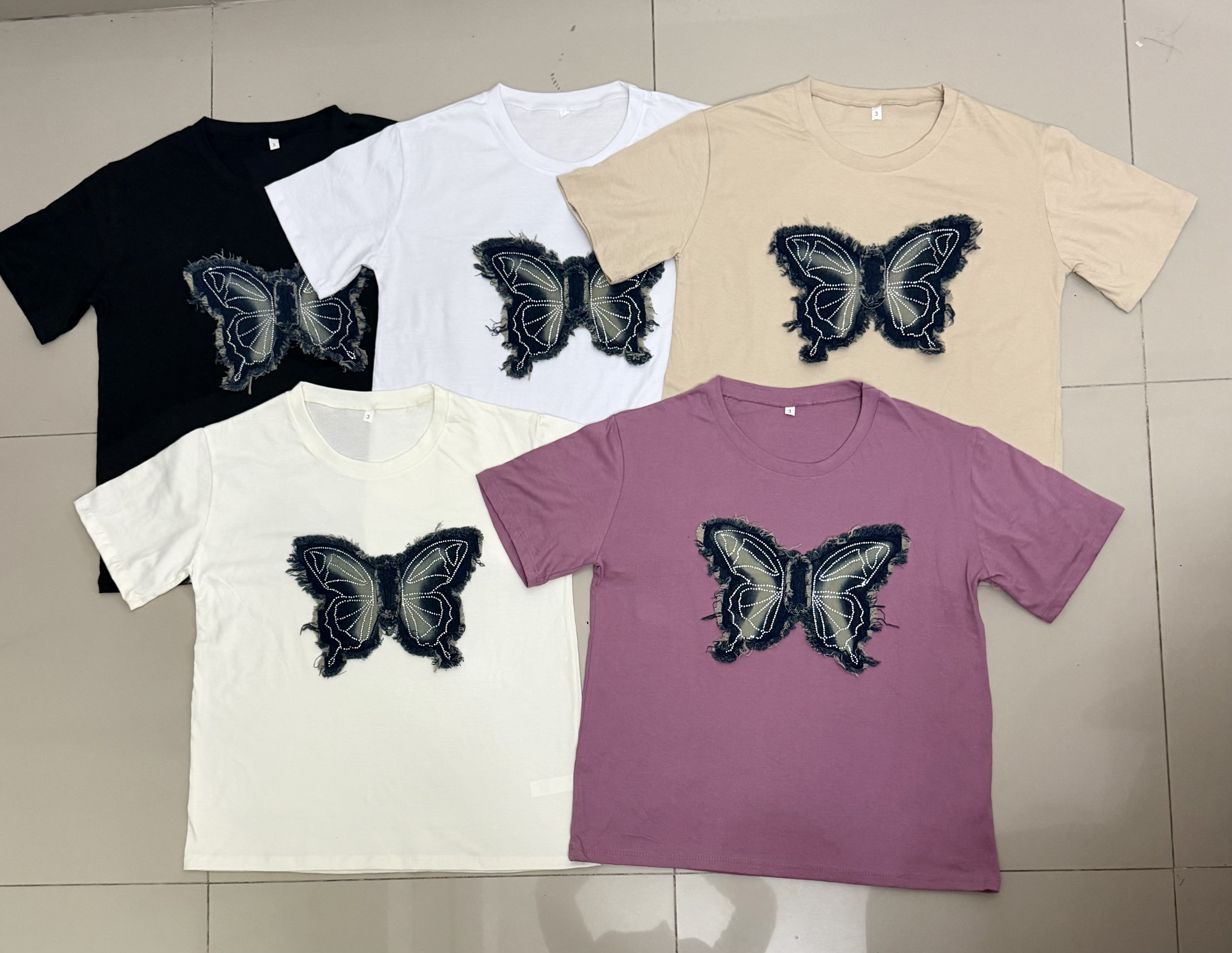 Remera Clasica Aplique Mariposa - IMG_7017.jpeg