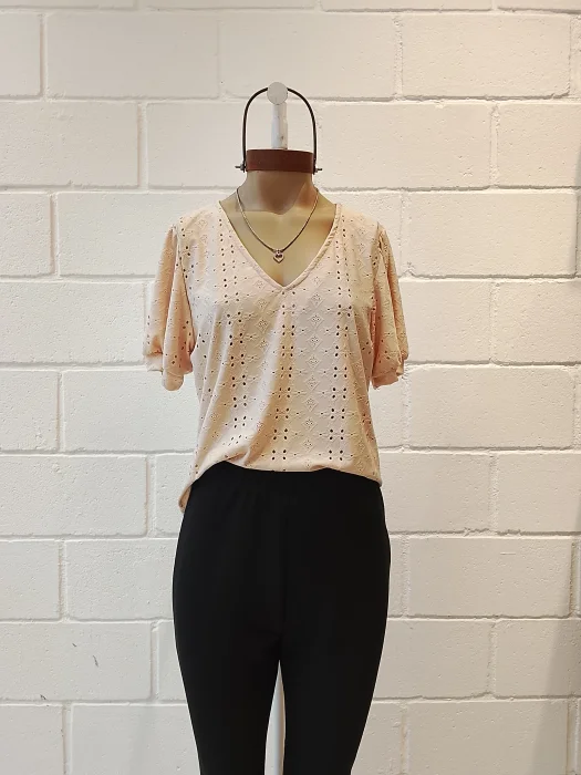 C704 - Remera Victoria Cuello V