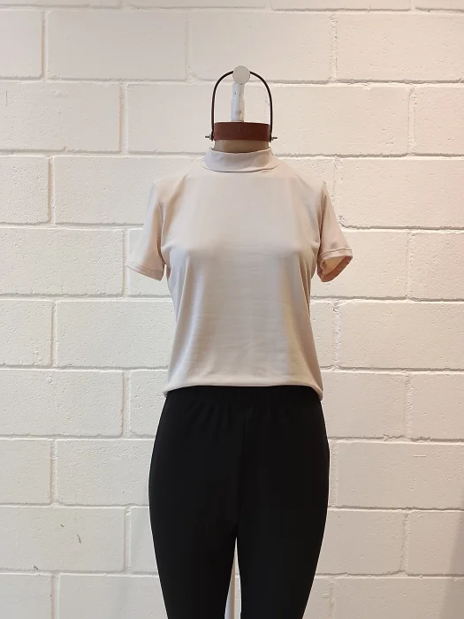 C706 - Remera Eve Semi Polera