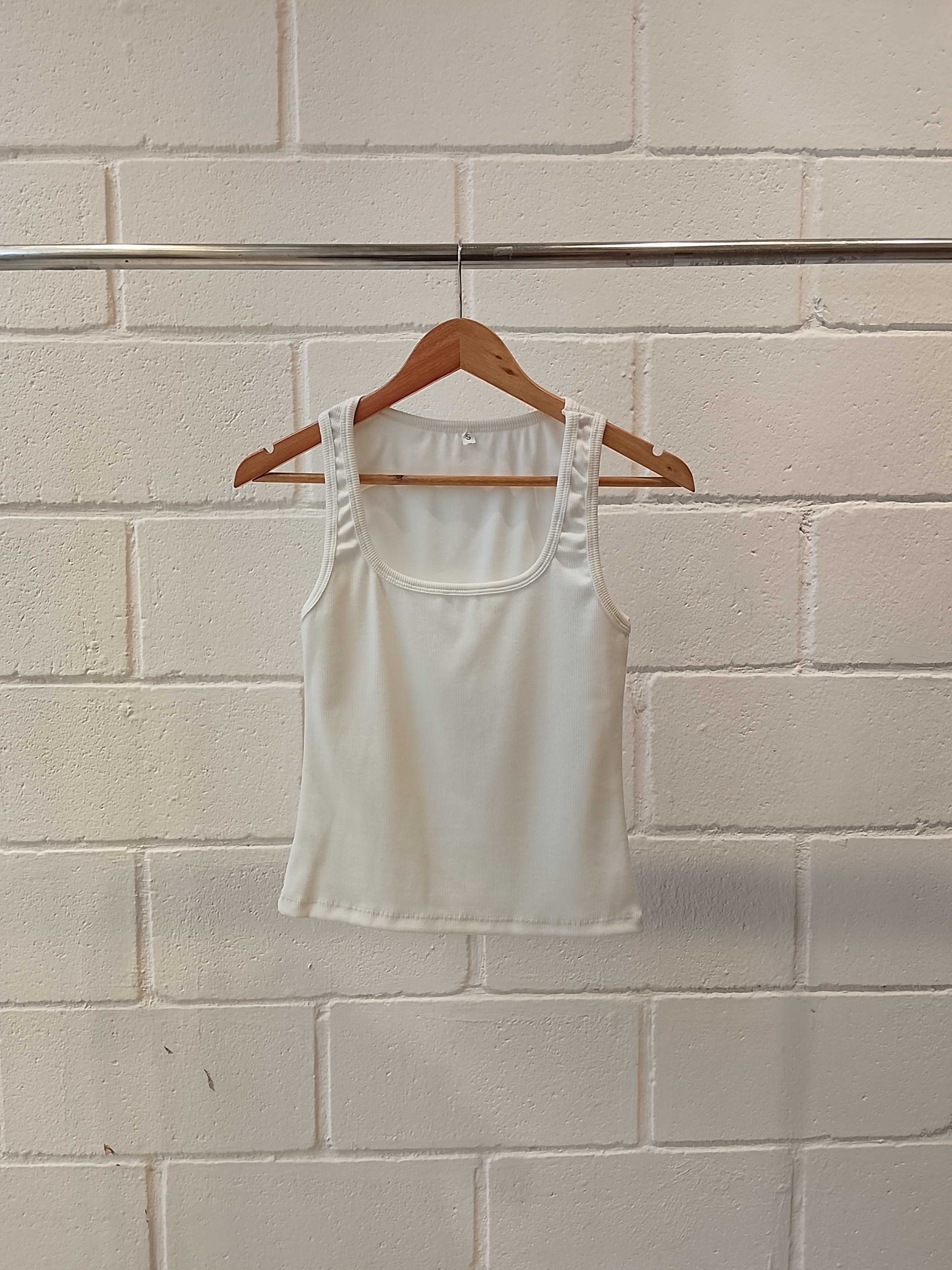 C708 - Musculosa Ada C/cuadrado - IMG_20260902_143009.jpg
