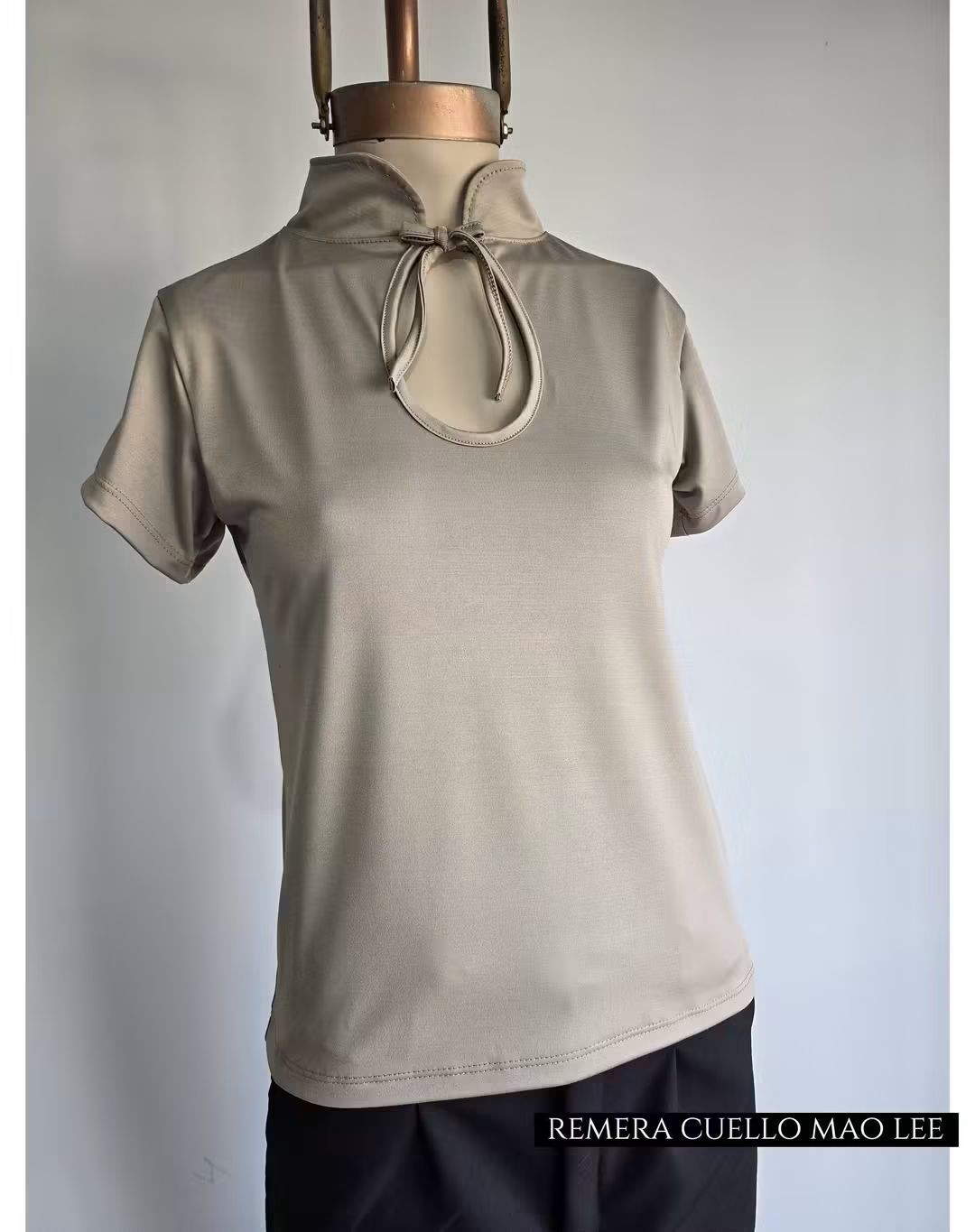 Remera Cuello Mao Lee (gota) - Imagen 2