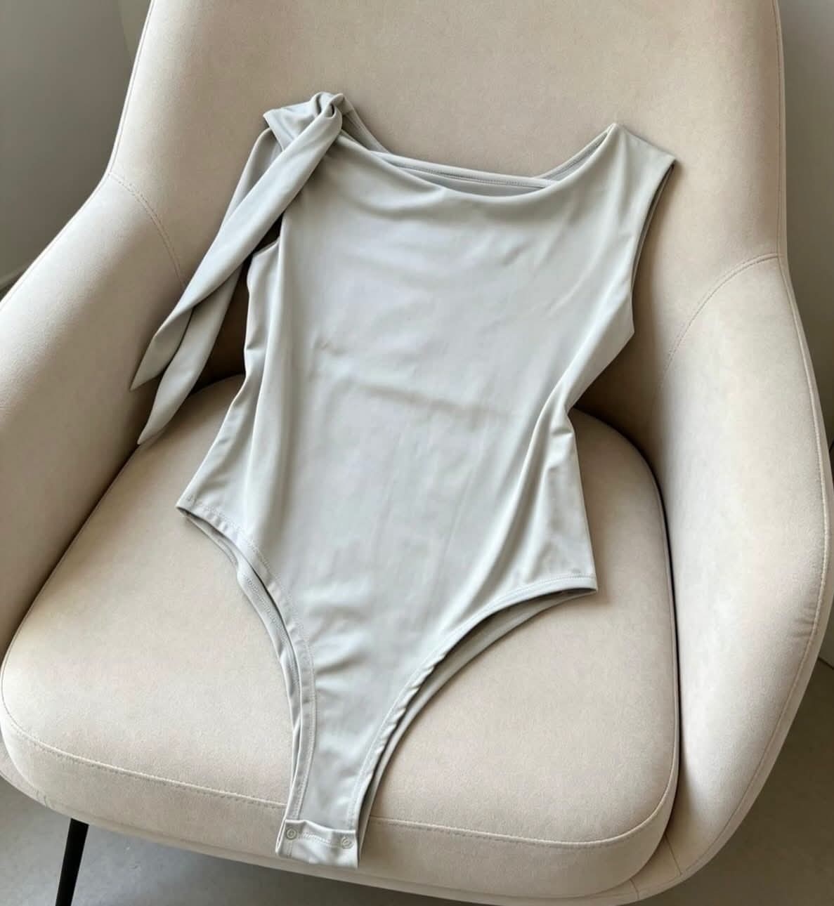 Body Cuello Asimétrico  con Lazo Tendencia - Imagen 4