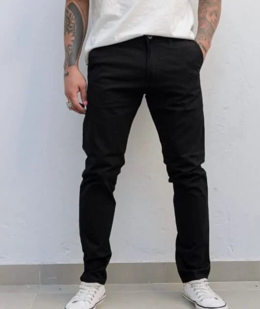Pantalon Corte Chino en Color Negro Chupin