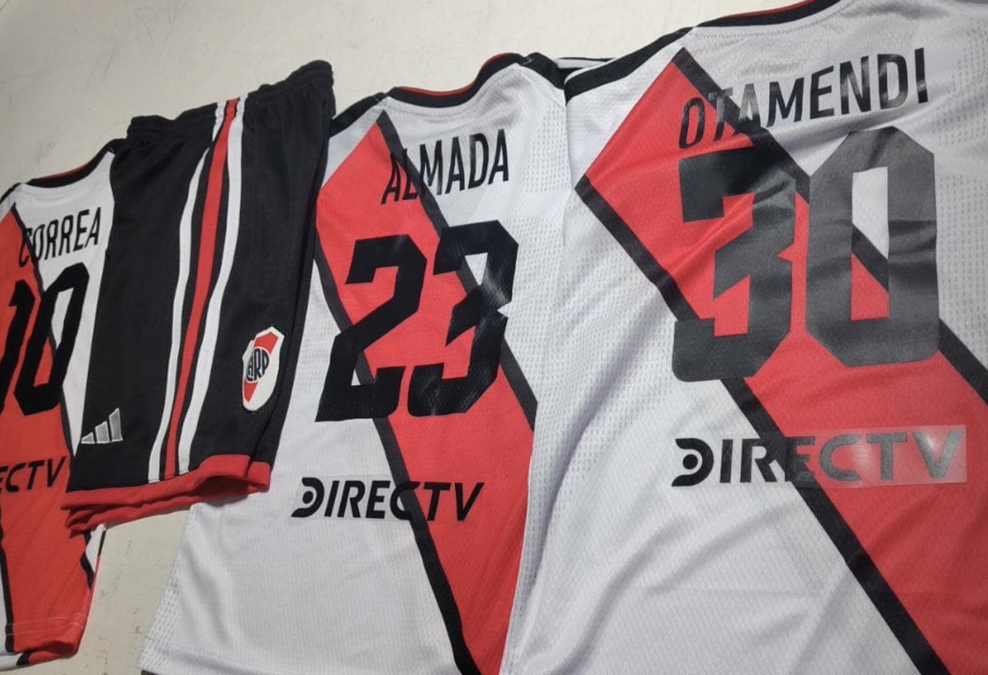 Conjunto River y Boca Niño  Tela W18 Logo Bordado  Premium de Niño - IMG_6577.jpeg