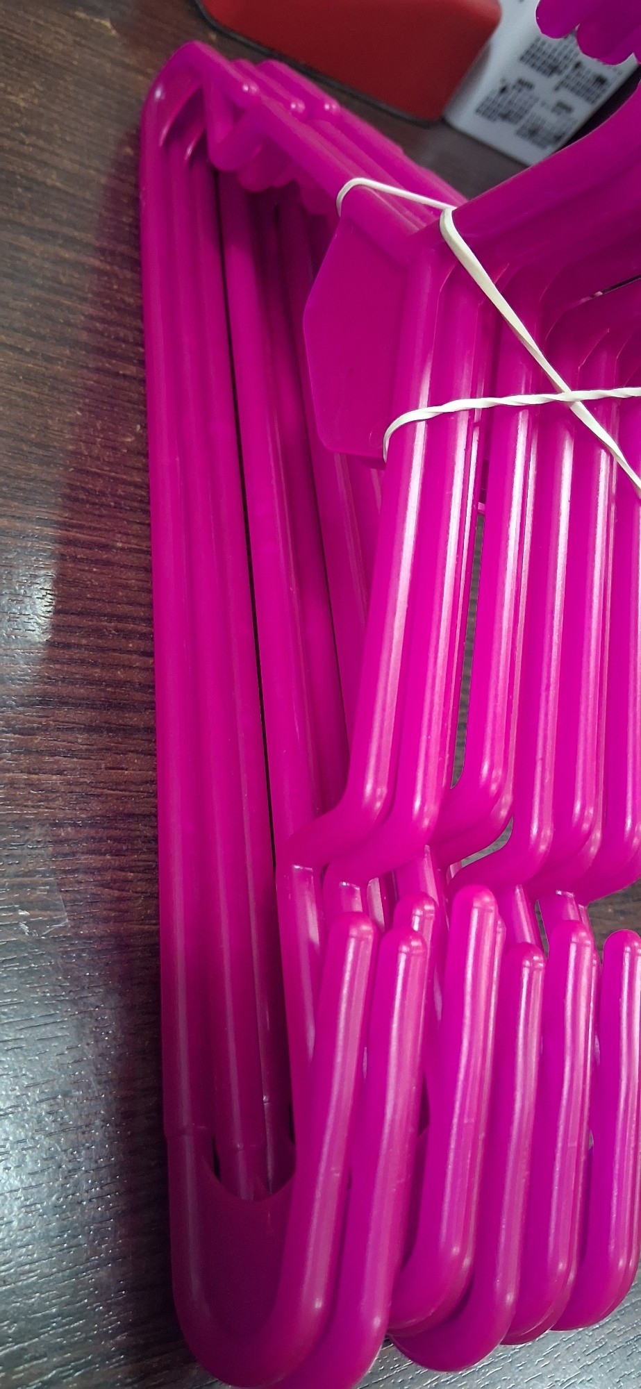 Perchas Fuscia Plástico Reforzado - Imagen 2