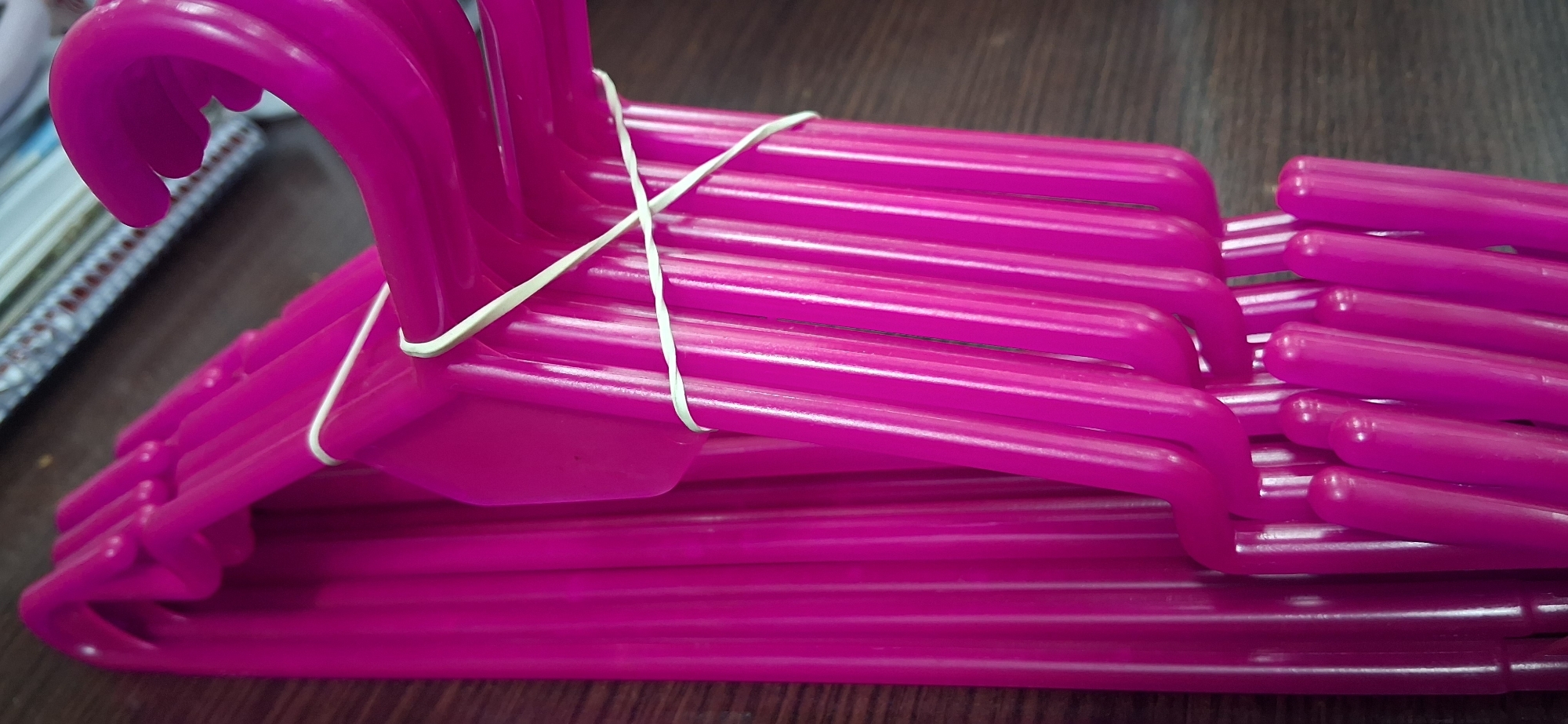 Perchas Fuscia Plástico Reforzado - Imagen 3