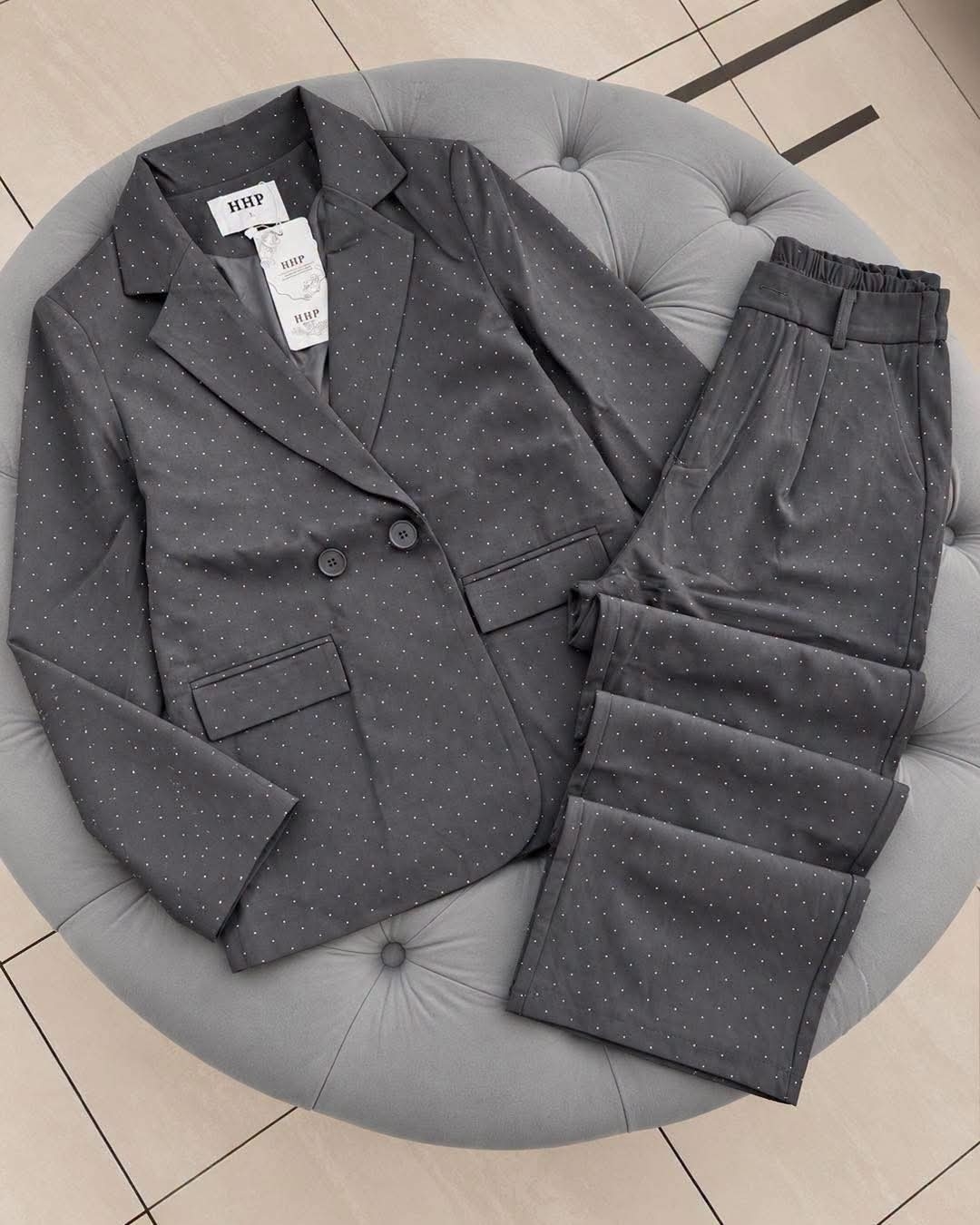 Conjunto Sastrero Pantalón con Strass Importado - Imagen 3