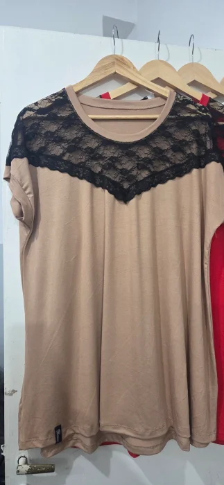 Remera con Encaje