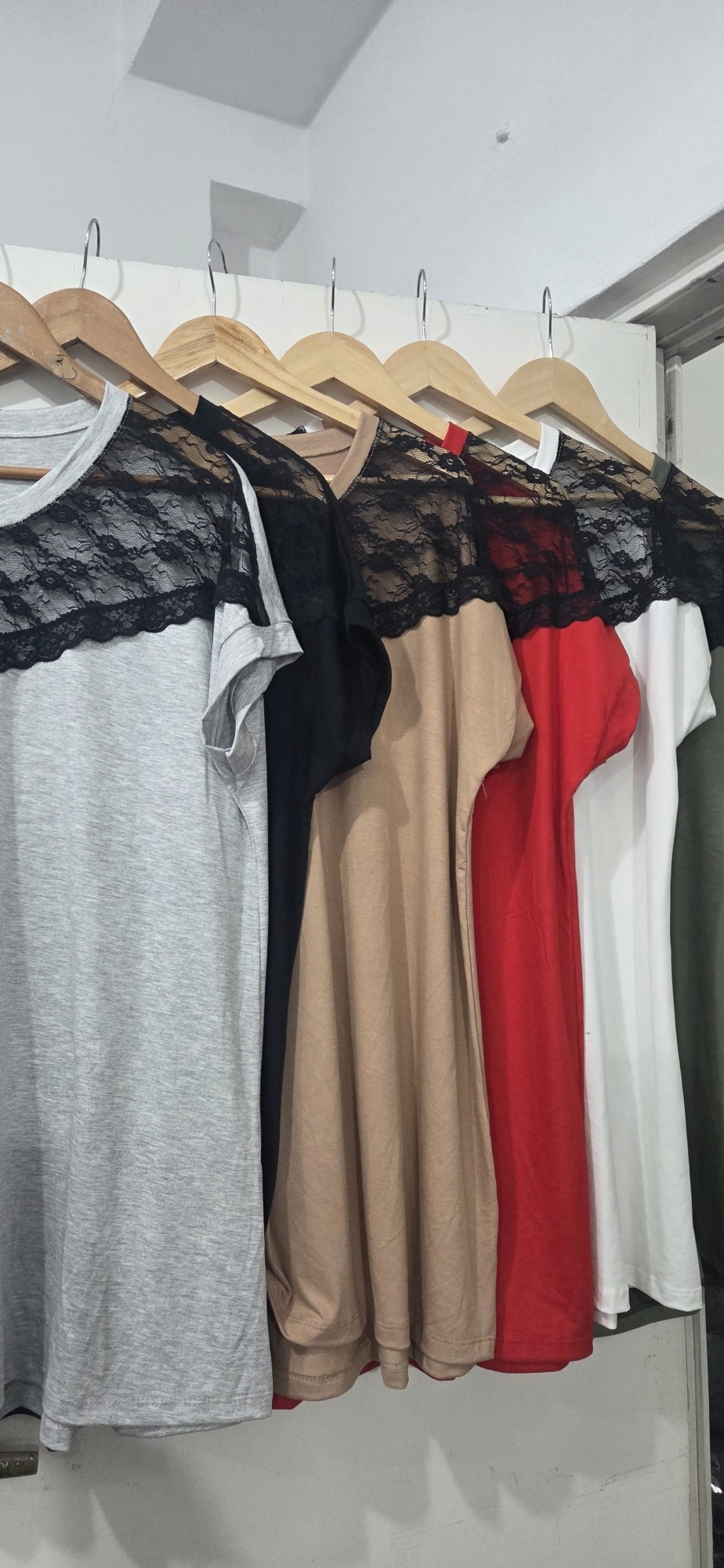 Remera con Encaje - Imagen 2