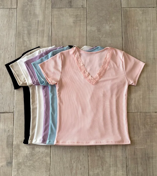 Remera Cuello V con Puntilla Morley